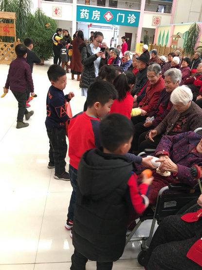 带领自愿报名的孩子们到淄川区留仙湖老年养生中心慰问敬老院孤寡